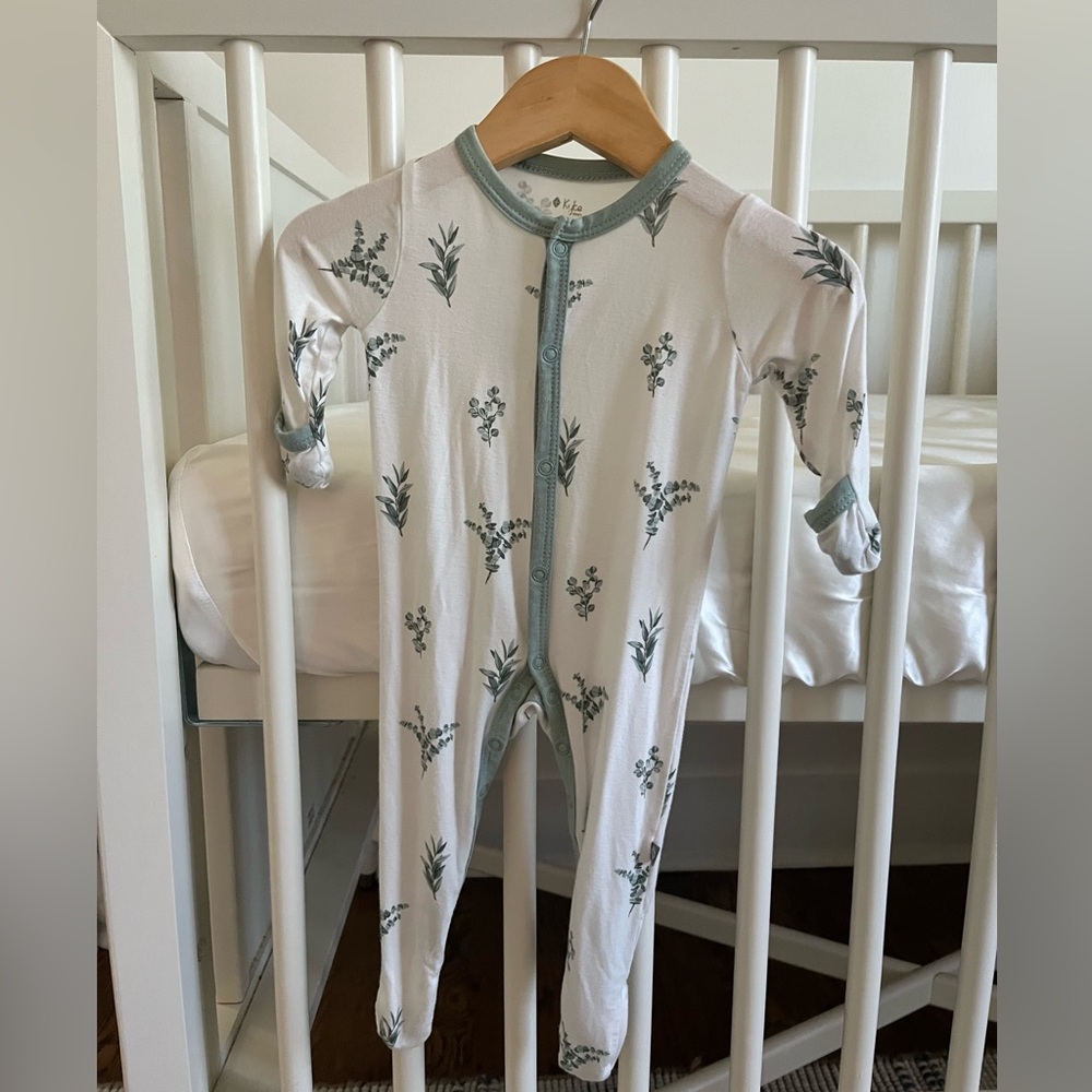 Kyte Baby snap footie in Eucalyptus
